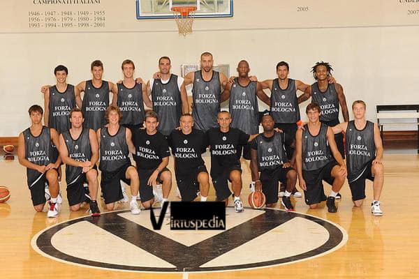 Virtus Pallacanestro Sessantaquattresima puntata. La Virtus 2009/10. In piedi:M. Vitali, L. Fontecchio, Gazzotti, Fajardo, Maggioli, Hurd, Vukcevic, Moss. Sotto: Moraschini, Blizzard, Negri, Fedrigo, Lardo, Sodini, Collins, Spizzichini, Koponen.