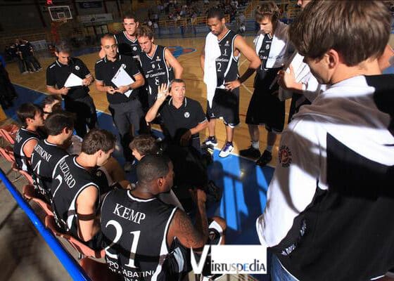 Virtus Pallacanestro Sessantacinquesima puntata. Coach Lardo durante un timeout.