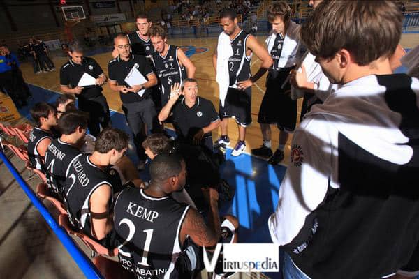 Virtus Pallacanestro Sessantacinquesima puntata. Coach Lardo durante un timeout.
