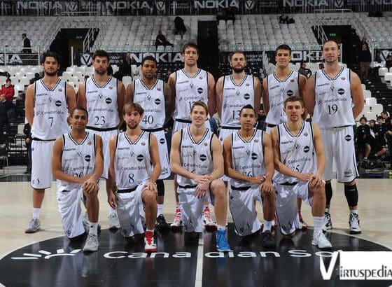 Virtus Pallacanestro Sessantaseiesima puntata. La Virtus 2011/12 dopo i cambiamenti nel roster. In piedi: Luca Vitali, Werner, Douglas-Roberts, Gigli, Sanikidze, Quaglia, Lang. Sotto: Person, Poeta, Koponen, Canelo, Gailius.