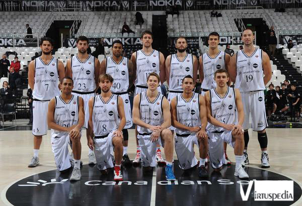 Virtus Pallacanestro Sessantaseiesima puntata. La Virtus 2011/12 dopo i cambiamenti nel roster. In piedi: Luca Vitali, Werner, Douglas-Roberts, Gigli, Sanikidze, Quaglia, Lang. Sotto: Person, Poeta, Koponen, Canelo, Gailius.