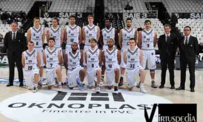 Virtus Pallacanestro Sessantasettesima puntata. La Virtus 2012/13 di fine stagione, con coach e nome sulla maglia diversi. In piedi: Bechi, Gaddefors, Rocca, Gigli, Parzenski, Smith, Landi, Moraschini, Fedrigo, Cavicchi. Sotto: Tinti, Imbrò, Pullen, Poeta, Hasbrouck, Andusic.