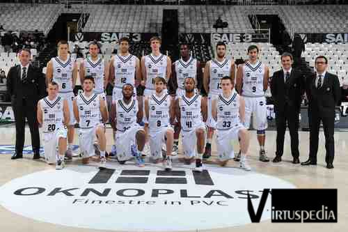 Virtus Pallacanestro Sessantasettesima puntata. La Virtus 2012/13 di fine stagione, con coach e nome sulla maglia diversi. In piedi: Bechi, Gaddefors, Rocca, Gigli, Parzenski, Smith, Landi, Moraschini, Fedrigo, Cavicchi. Sotto: Tinti, Imbrò, Pullen, Poeta, Hasbrouck, Andusic.