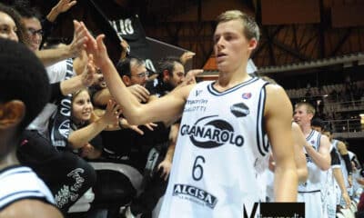 Virtus Pallacanestro Sessantottesima puntata. Il passaggio sotto la curva a "dare 5" ai tifosi: un'abitudine che si è potuta praticare meno del previsto.
