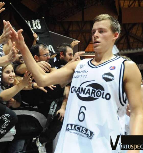 Virtus Pallacanestro Sessantottesima puntata. Il passaggio sotto la curva a "dare 5" ai tifosi: un'abitudine che si è potuta praticare meno del previsto.