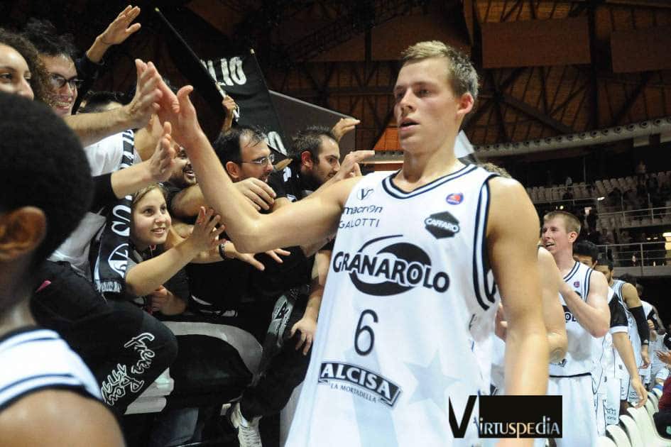 Virtus Pallacanestro Sessantottesima puntata. Il passaggio sotto la curva a "dare 5" ai tifosi: un'abitudine che si è potuta praticare meno del previsto.