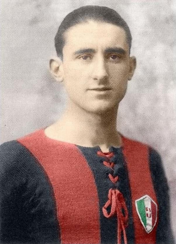 Angelo Schiavio con la maglia del Bologna