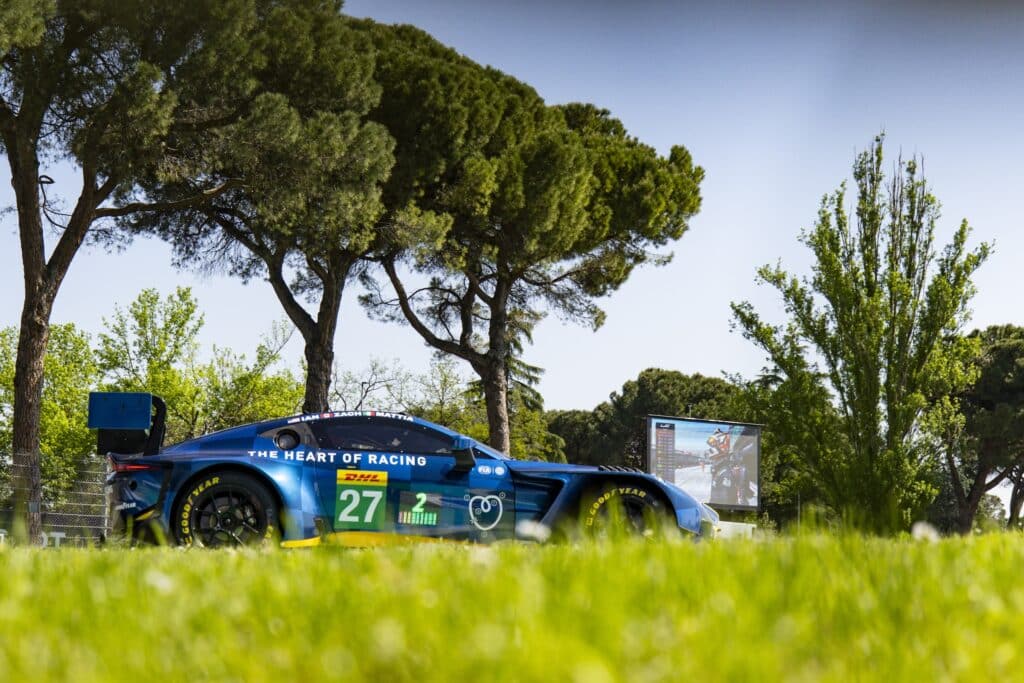 Aston Martin #27 in azione a Imola