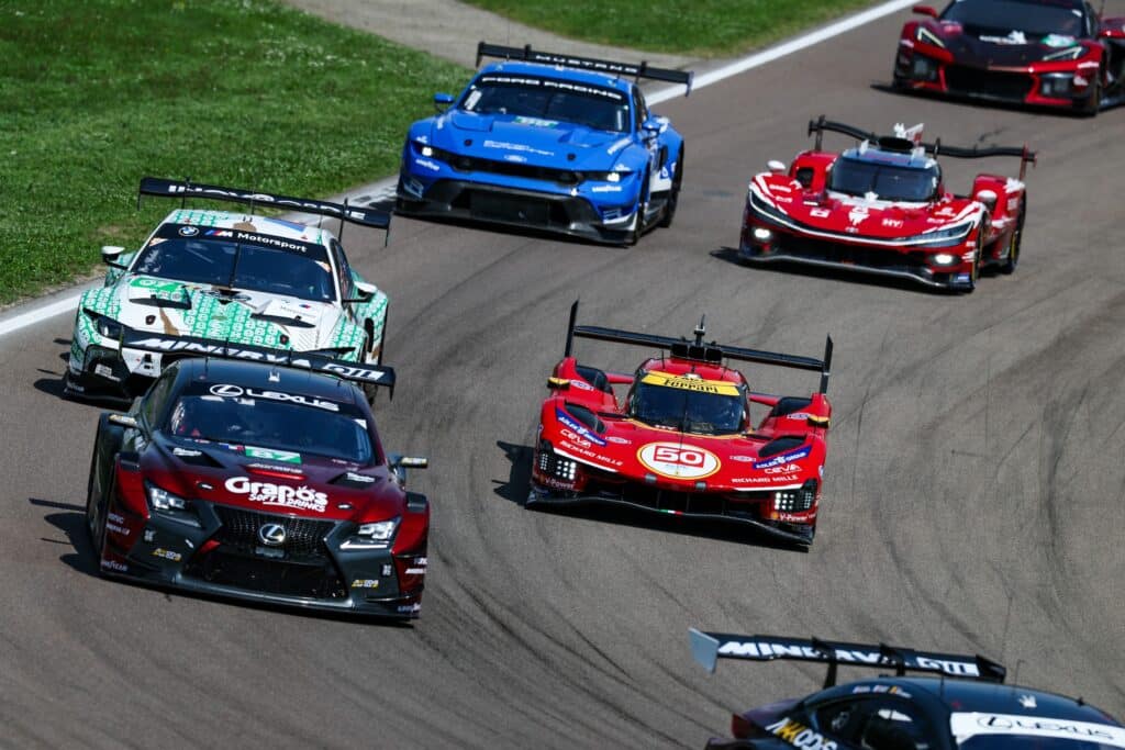 La Ferrari #50 nel traffico della 6 Ore di Imola