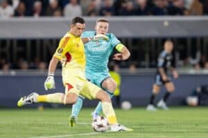 Lewis Ferguson in pressing su Emiliano Martinez, durante Bologna-Aston Villa