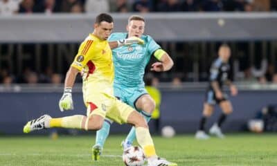Lewis Ferguson in pressing su Emiliano Martinez, durante Bologna-Aston Villa