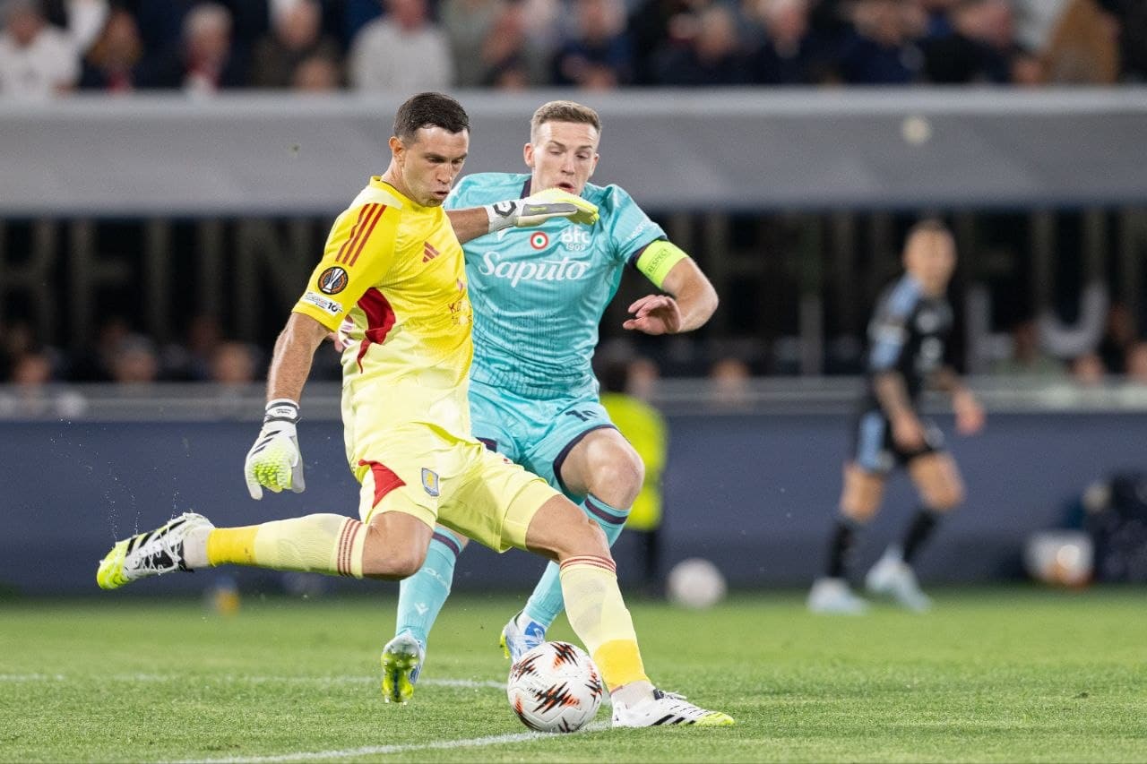 Lewis Ferguson in pressing su Emiliano Martinez, durante Bologna-Aston Villa