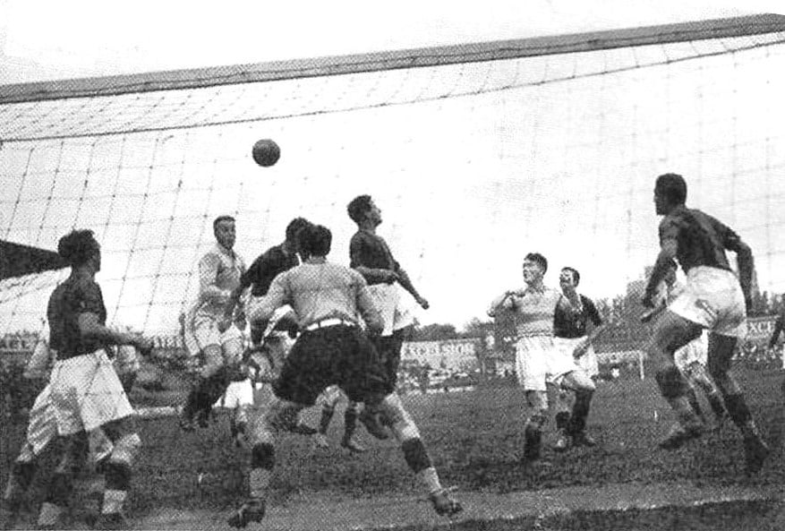 Una mischia davanti alla porta in Bologna-Chelsea