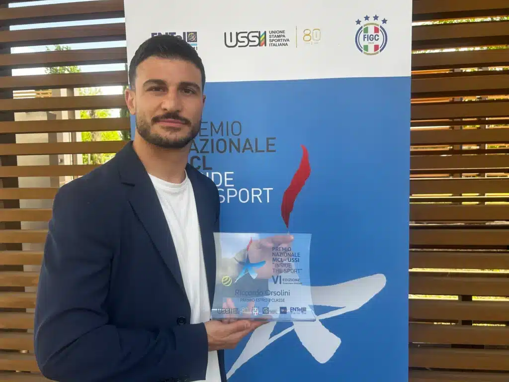 Riccardo Orsolini con il premio "Estro e Classe – Inside the sport”