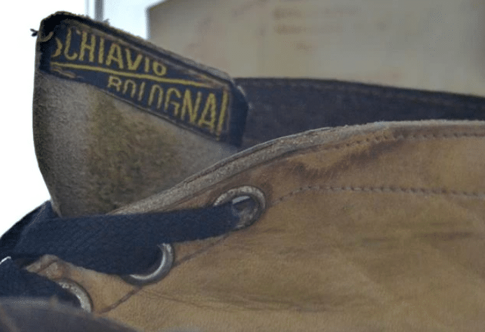 Particolare scarpa Schiavio (Mostra Bologna FC 110 anni di grande calcio)