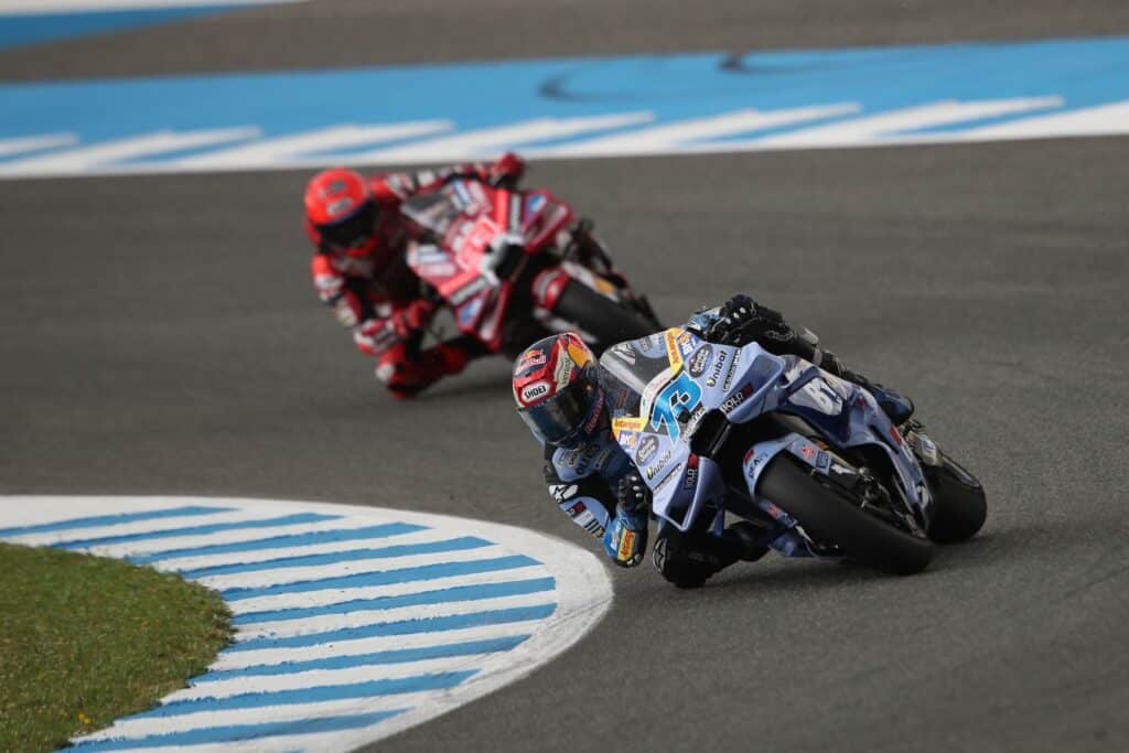 Una fase della gara sprint MotoGP di ieri a Jerez, con Marc Marquez all’inseguimento di Alex (© Red Bull Content Pool)