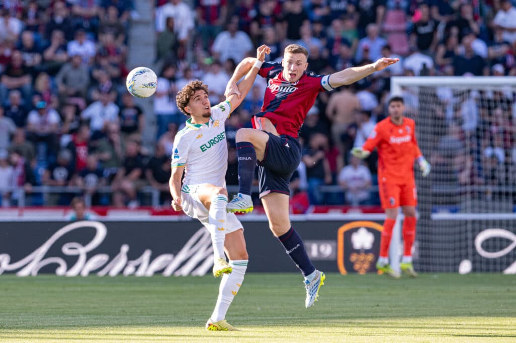 Lewis Ferguson a contrasto durante Bologna-Roma (© Damiano Fiorentini x 1000cuorirossoblu)