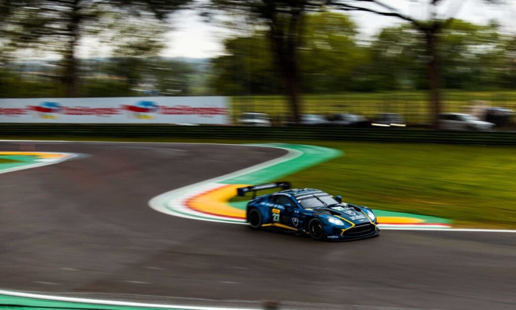 Aston Martin #27 in azione a Imola