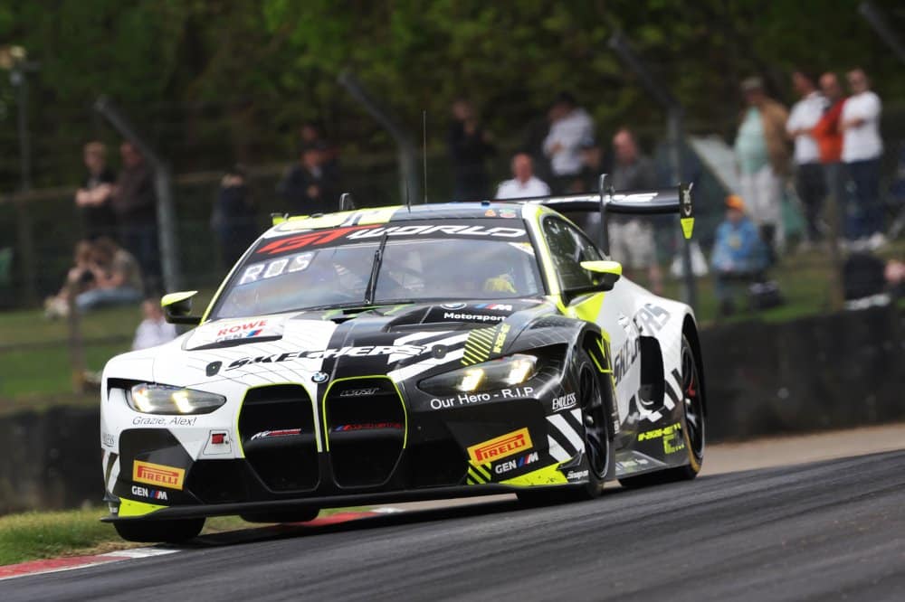 BMW #46 WRT in azione a Brands Hatch