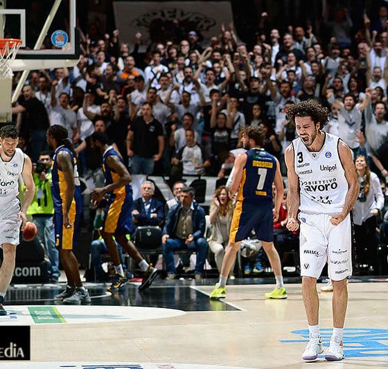 Virtus Pallacanestro Settantesima puntata. Michele Vitali esulta, la Virtus batte Torino alla penultima giornata, ma non basta.