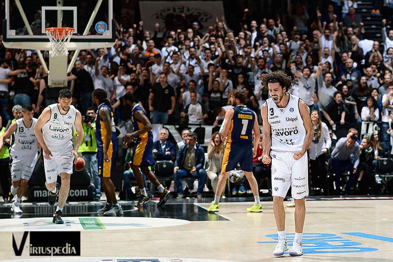 Virtus Pallacanestro Settantesima puntata. Michele Vitali esulta, la Virtus batte Torino alla penultima giornata, ma non basta.