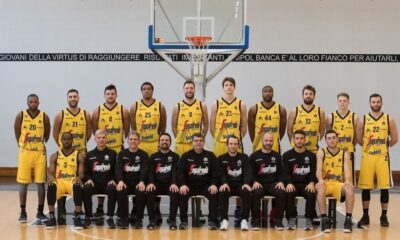 Virtus Pallacanestro Settantaduesima puntata. Non porta fortuna la divisa gialla per la Coppa Italia: Virtus fuori nei quarti contro Brescia. In piedi: Lafayette, Aradori, A. Gentile, Lawson, Baldi Rossi, M. Berti, Slaughter, Ndoja, Jurkatamm, S. Gentile. Seduti: Umeh, Amato, Fedrigo, Cavicchi, Ramagli, Largo, Voltolini, Naldi, Pajola.