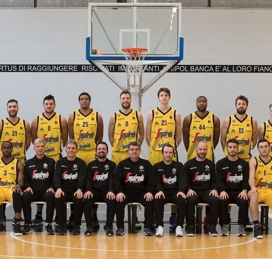 Virtus Pallacanestro Settantaduesima puntata. Non porta fortuna la divisa gialla per la Coppa Italia: Virtus fuori nei quarti contro Brescia. In piedi: Lafayette, Aradori, A. Gentile, Lawson, Baldi Rossi, M. Berti, Slaughter, Ndoja, Jurkatamm, S. Gentile. Seduti: Umeh, Amato, Fedrigo, Cavicchi, Ramagli, Largo, Voltolini, Naldi, Pajola.