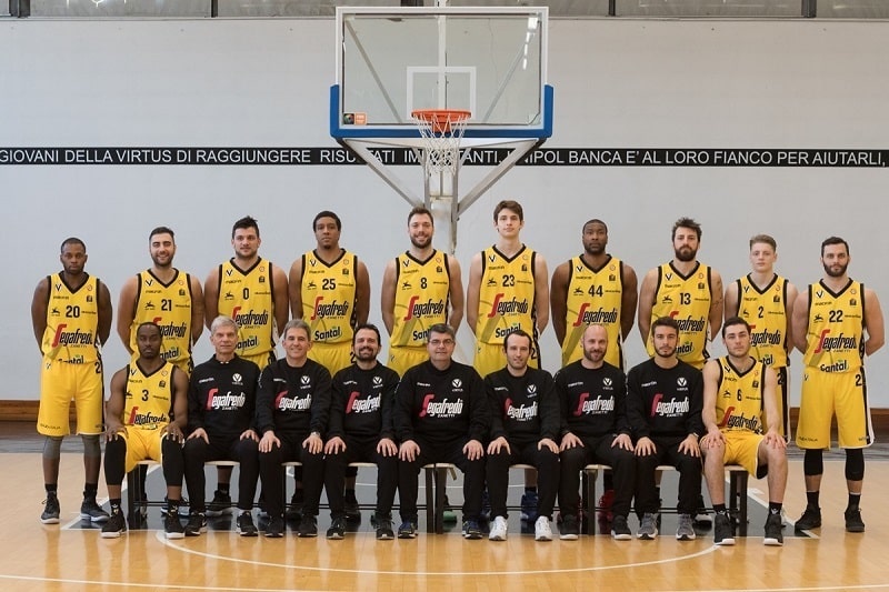 Virtus Pallacanestro Settantaduesima puntata. Non porta fortuna la divisa gialla per la Coppa Italia: Virtus fuori nei quarti contro Brescia. In piedi: Lafayette, Aradori, A. Gentile, Lawson, Baldi Rossi, M. Berti, Slaughter, Ndoja, Jurkatamm, S. Gentile. Seduti: Umeh, Amato, Fedrigo, Cavicchi, Ramagli, Largo, Voltolini, Naldi, Pajola.