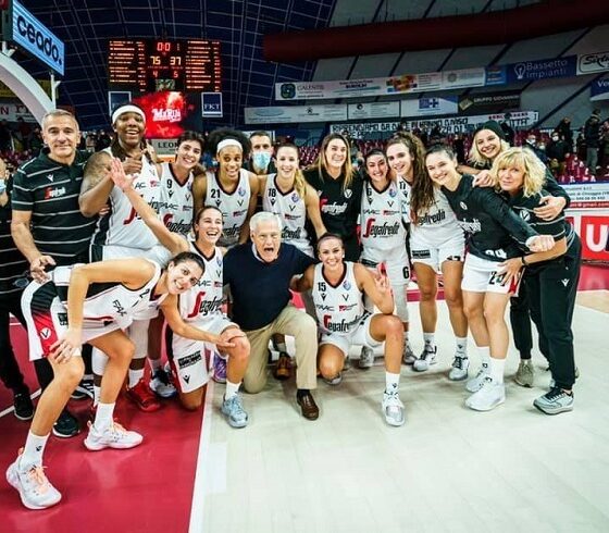 Virtus Pallacanestro Settantaseiesima puntata. La Virtus festeggia con Massimo Zanetti la vittoria in regular season a Venezia.