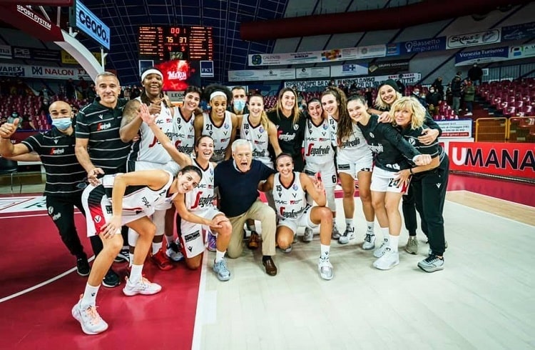 Virtus Pallacanestro Settantaseiesima puntata. La Virtus festeggia con Massimo Zanetti la vittoria in regular season a Venezia.