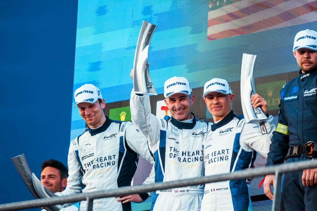 Mattia Drudi, terzo da sinistra, sul podio di Spa (© DPPI / FIA WEC)