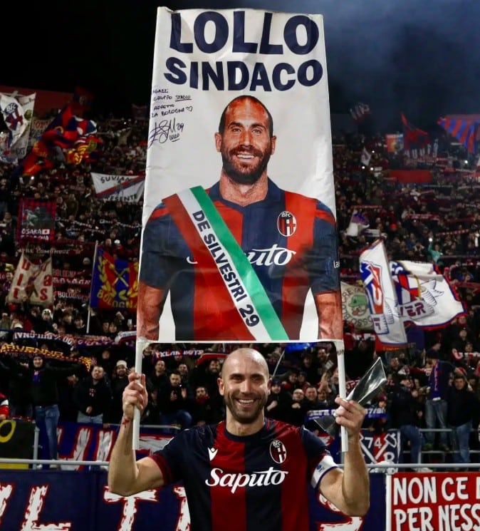 De Silvestri regge il proprio due aste da Sindaco (@ Bolognafc.it)