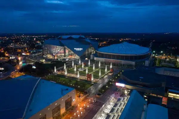 Il Mercdes-Benz Stadium di notte (© depositphotos)