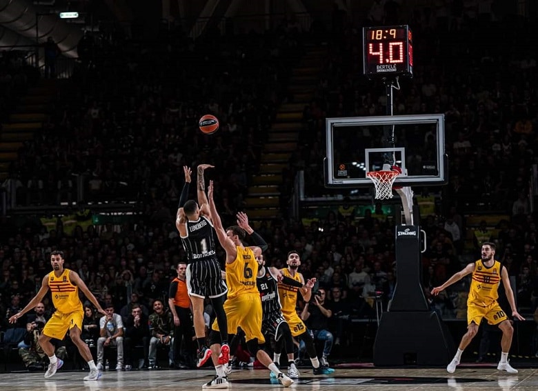Virtus Pallacanestro Ottantunesima puntata. Uno dei sei canestri fondamentali di Lundberg segnati negli ultimi secondi, qui in Virtus-Barcellona.