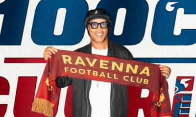 Ronaldinho con la sciarpa del Ravenna (© 1000 Cuori Rossoblù)