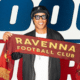 Ronaldinho con la sciarpa del Ravenna (© 1000 Cuori Rossoblù)