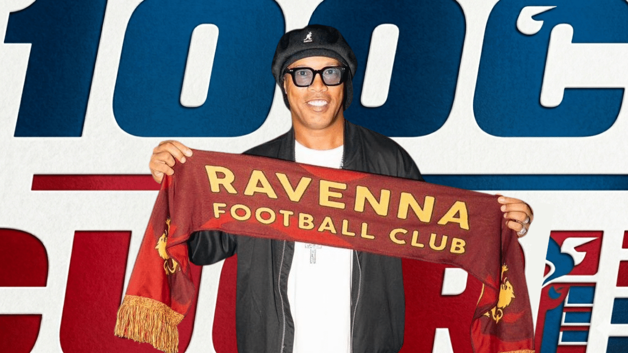 Ronaldinho con la sciarpa del Ravenna (© 1000 Cuori Rossoblù)