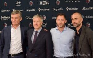La dirigenza rossoblù con Domenico Tedesco (© Ilaria Matteuzzi x 1000 Cuori Rossoblù)