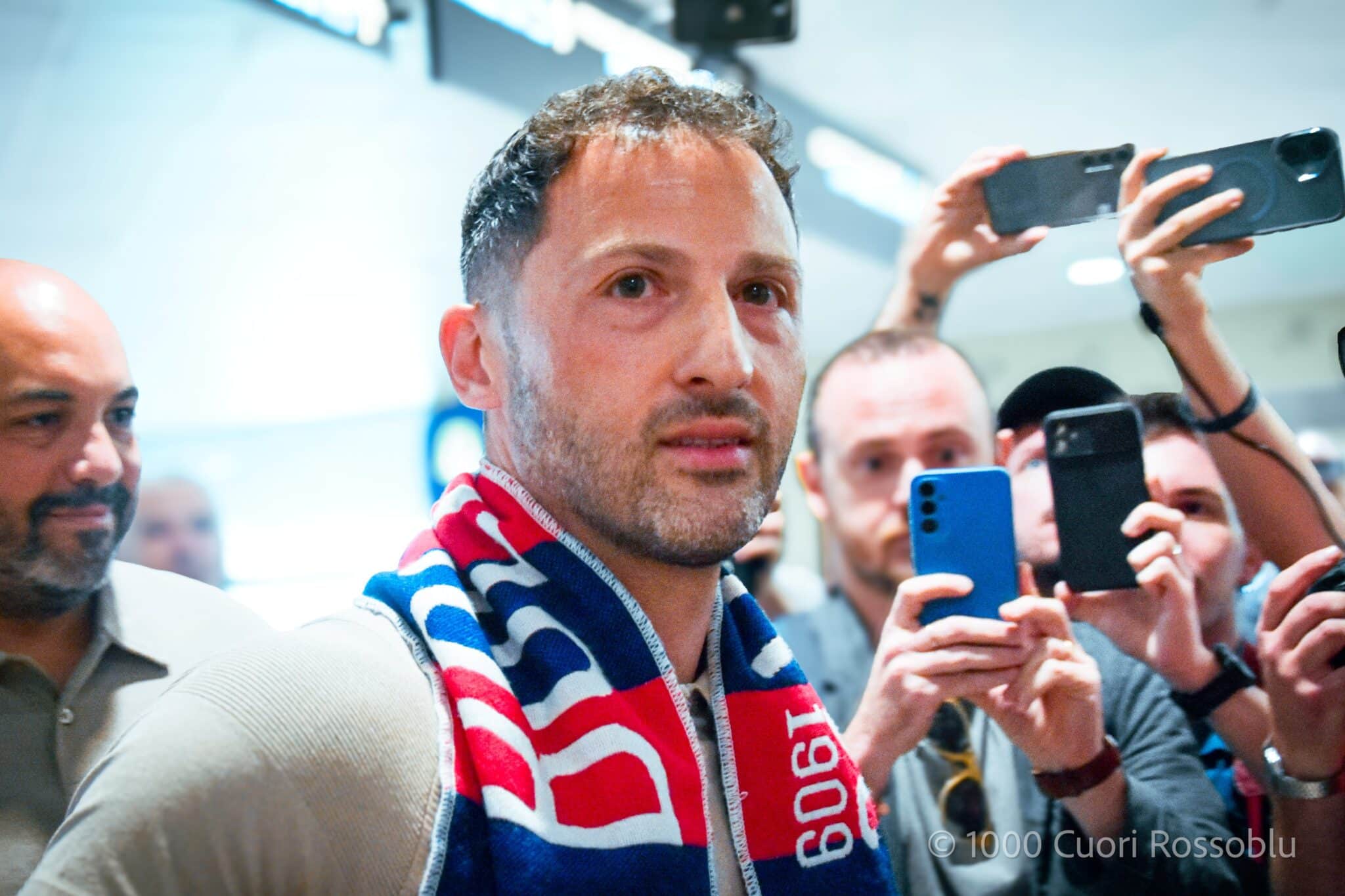 Domenico Tedesco arrivato all'aeroporto Marconi di Bologna (© Ilaria Matteuzzi x 1000 Cuori Rossoblù)