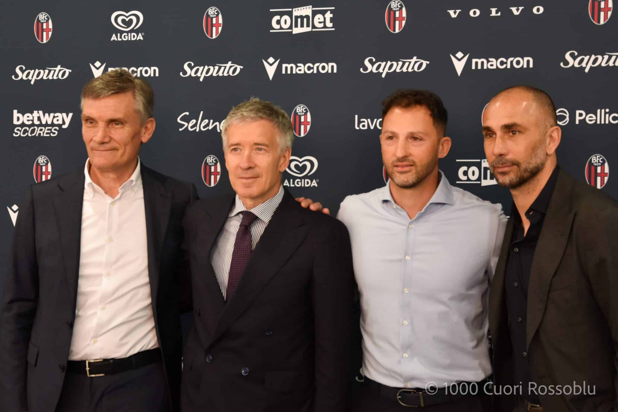 La dirigenza rossoblù con Domenico Tedesco (© Ilaria Matteuzzi x 1000 Cuori Rossoblù)