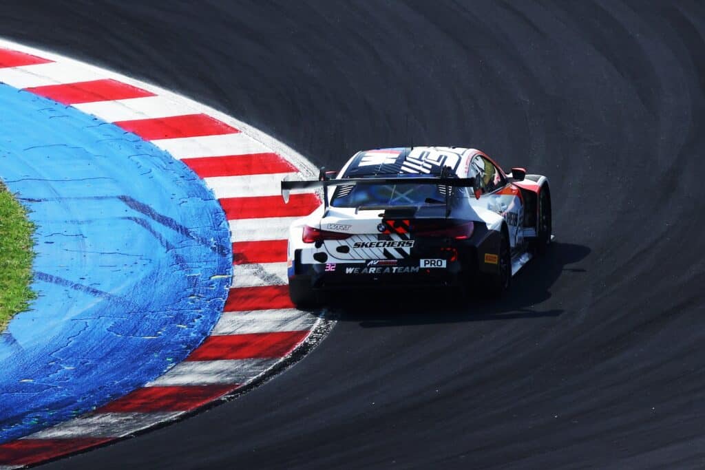 La #32 BMW Team WRT di Weerts e Kelvin van der Linde (© SRO/JEP)
