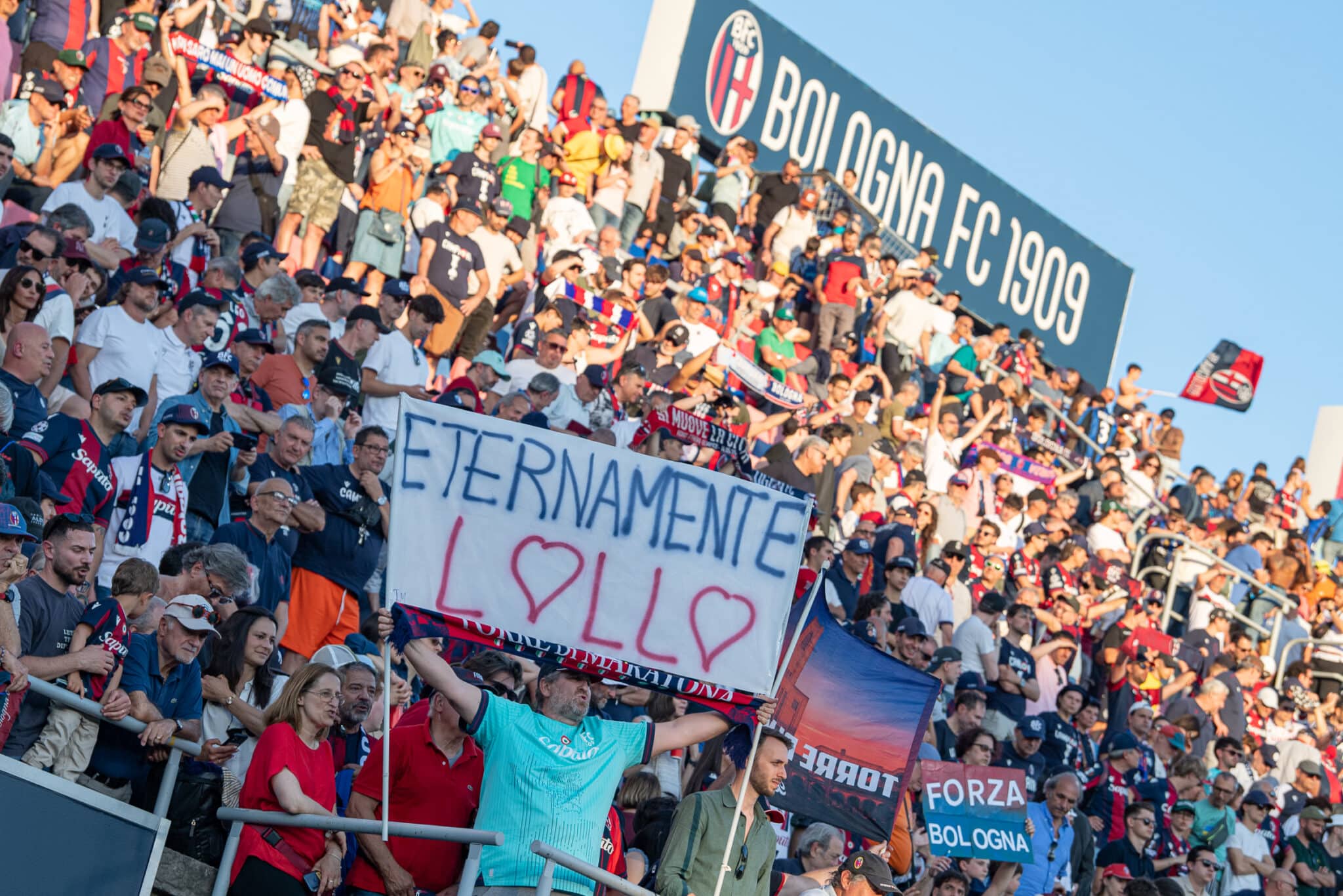 Striscione per De Silvestri sotto la curva