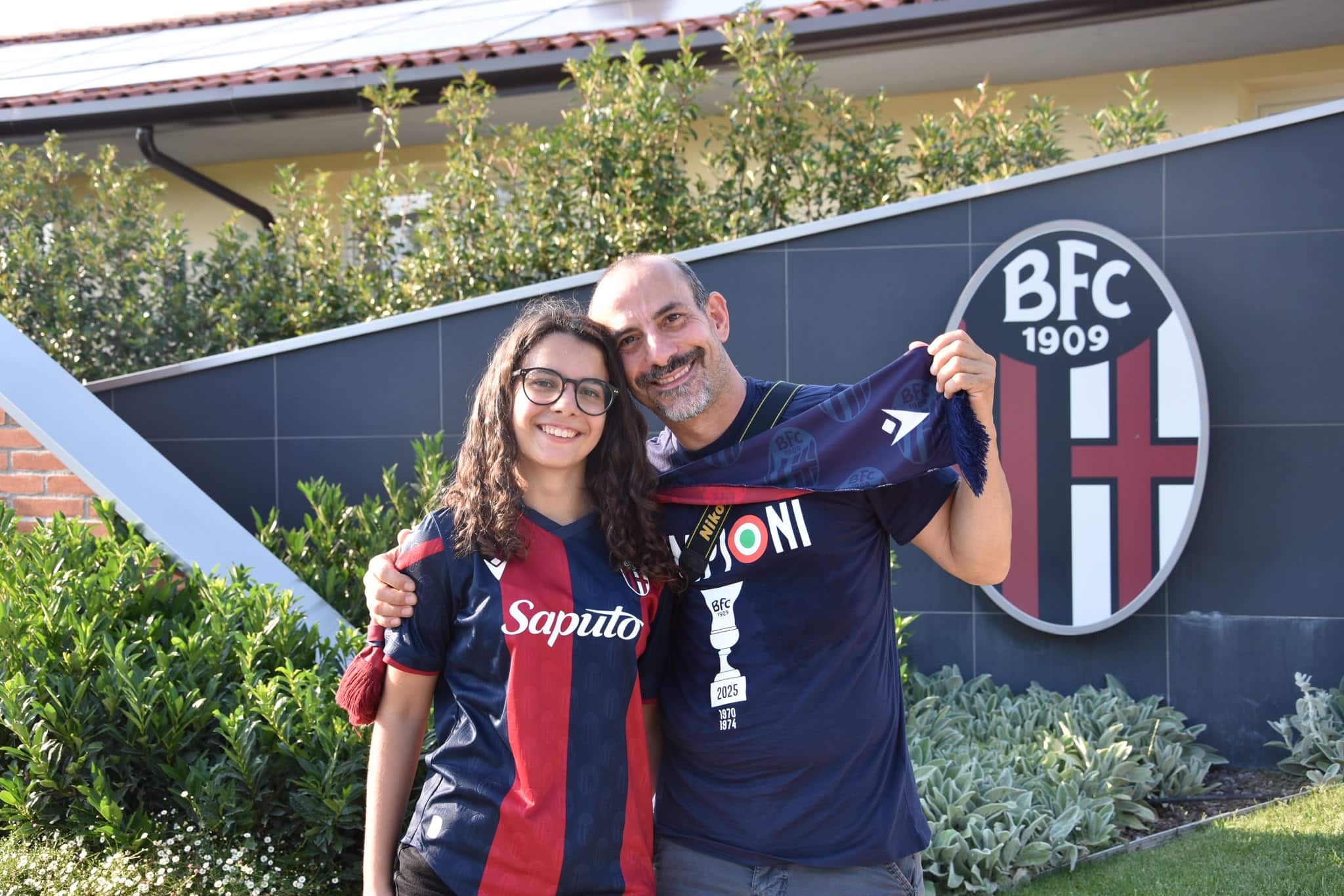 Tifosi rossoblù all'esterno di Casteldebole (© Ilaria Matteuzzi x 1000Cuori Rossoblù)