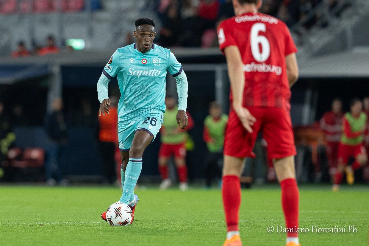 Jhon Lucumí durante Bologna-Friburgo
