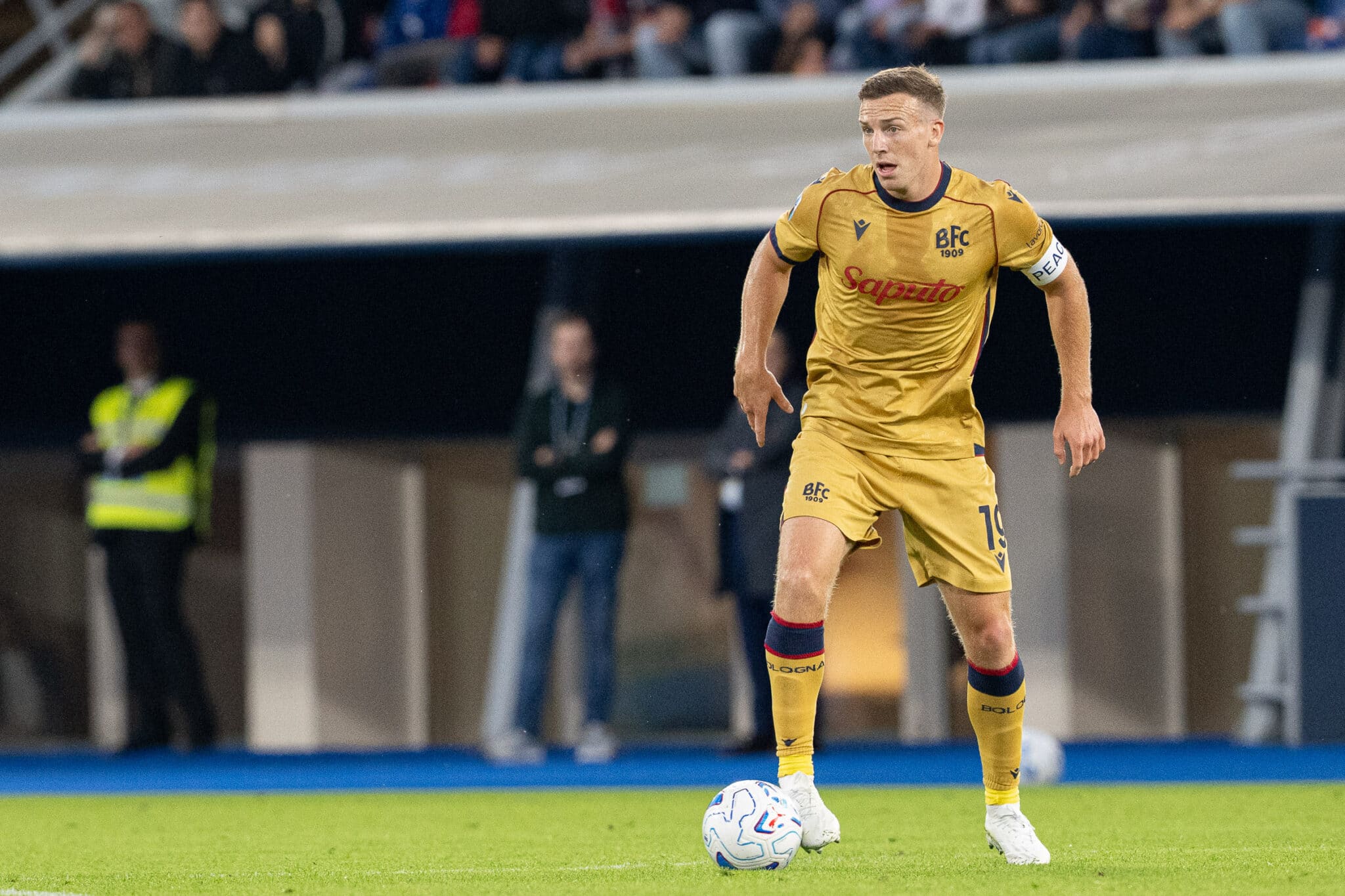 Lewis Ferguson in azione con la terza maglia del Bologna (© Damiano Fiorentini)