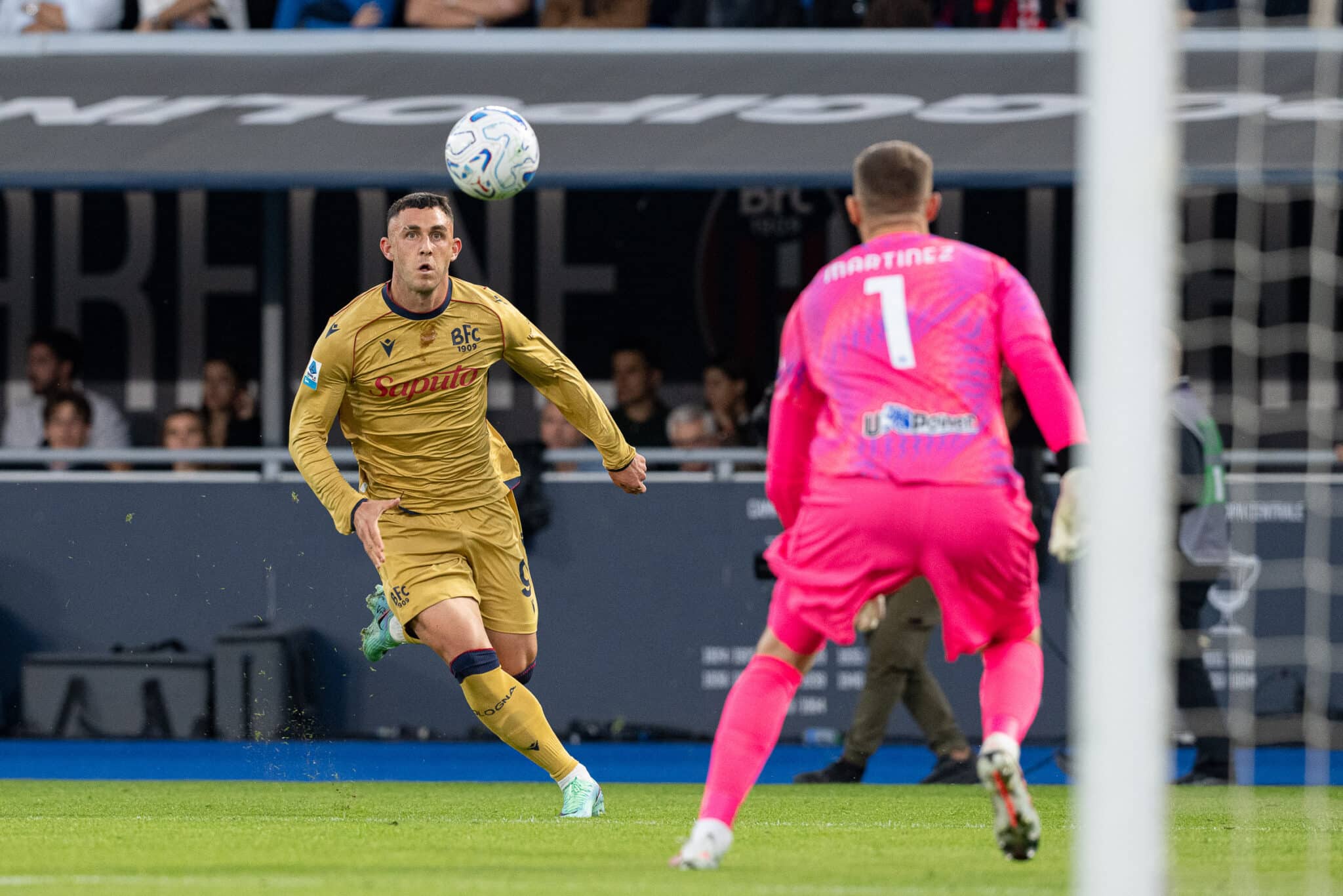 Roberto Piccoli in azione, contro Josep Martinez, durante Bologna-Inter 1-3 (© Damiano Fiorentini)