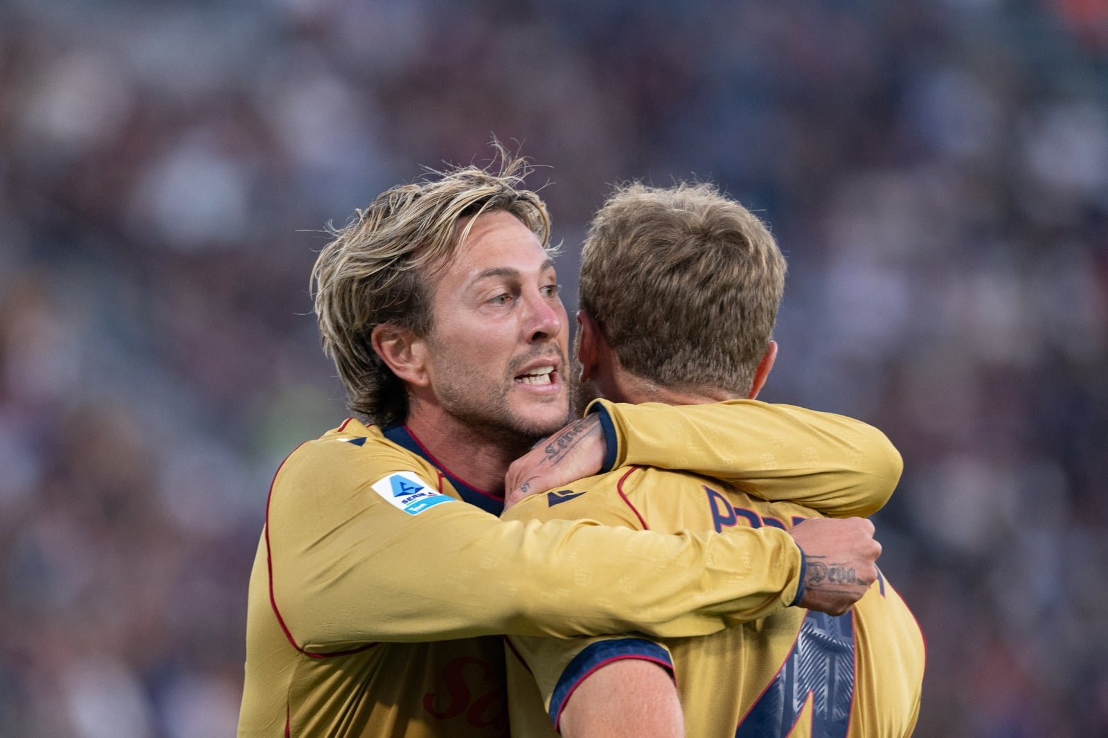 Pobega e Bernardeschi esultano assieme dopo il gol in Bologna-Inter (© Damiano Fiorentini)